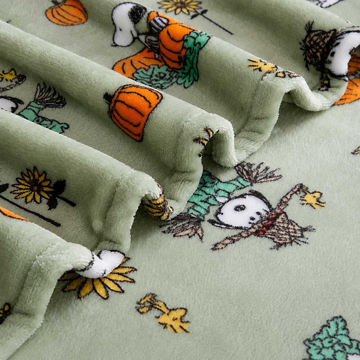 Soft Plush Fleece Peanuts Blanket Texture